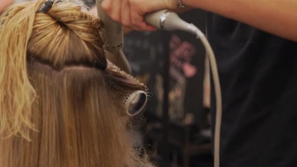 Kadeřník Sušení Dlouhé Blond Vlasy Vysoušečem Vlasů Kulaté Kartáč Pomocí — Stock video