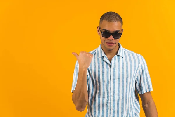 Afro Amerikansk Pojke Med Solglasögon Pekar Tummen Sidan Tomt Utrymme — Stockfoto