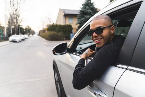 Щасливий Новий Власник Автомобіля Чоловік Дивиться Назад Камеру Через Вікно — стокове фото