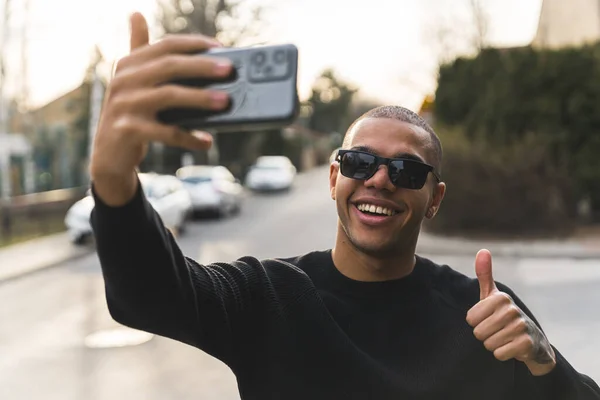 Ung Afro Amerikansk Man Med Svart Tröja Och Svarta Solglasögon — Stockfoto