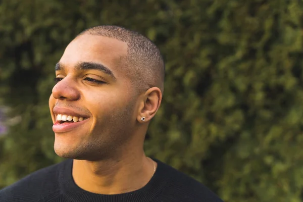 Hombre Joven Joven Negro Sonriente Positivo Camiseta Negra Mirando Lado —  Fotos de Stock