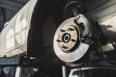 Disk freni ve araba diski fren sistemi konsepti - araba garajında araba diski freni değiştirme servisi. Yüksek kalite fotoğraf