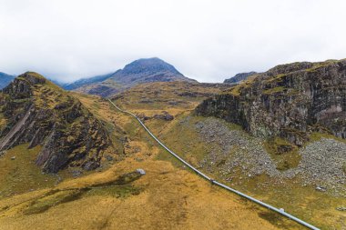 Galler 'deki Snowdonia Ulusal Parkı' ndaki dağların ve buzulların panoramik görüntüsü. Yüksek kalite fotoğraf