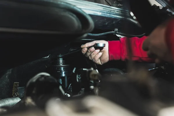 一种机械师 通过压榨机 汽车修理店来拆卸柴油机中卡住的注射器 高质量的照片 — 图库照片