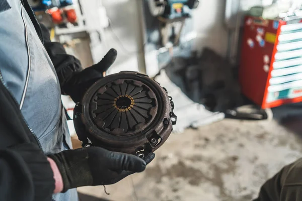 机修工手牵着破离合器在汽车修理店的特写镜头 汽车修理工的概念 高质量的照片 — 图库照片