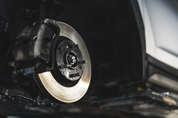 盘式制动器车辆维修中 正在更换新轮胎 车库的汽车制动器修理 高质量的照片 — 图库照片