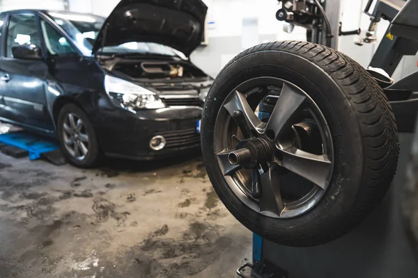 特写拍摄的平衡车轮在汽车维修中的作用 汽车维修的概念 汽车的背景 高质量的照片 — 图库照片