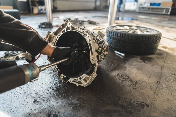 齿轮箱 汽车修理工为汽车安装新离合器的特写镜头 汽车修理店 高质量的照片 — 图库照片