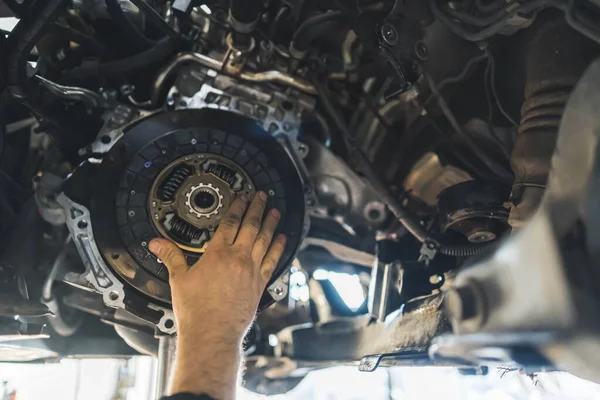 汽车修理工为汽车安装一个新的离合器套件 特写镜头 高质量的照片 — 图库照片