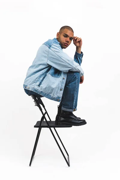 Afroamerikanisches Männliches Model Full Denim Outfit Sitzt Auf Einem Klappstuhl — Stockfoto