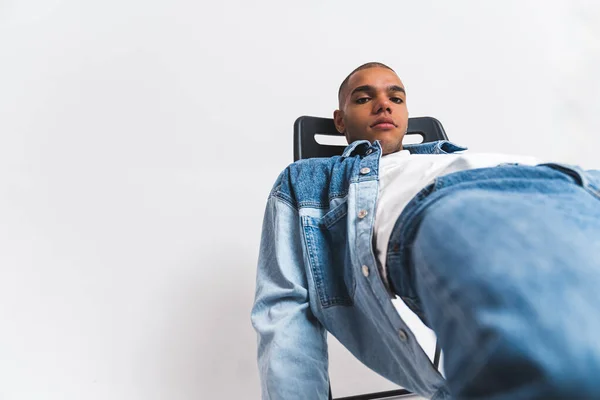 Afroameričtí Mladí Muži Džínových Šatech Ležící Židli Bílém Pozadí Kvalitní — Stock fotografie