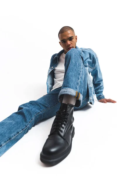 Afrikansk Manlig Modell Sittande Golvet Vit Studio Klädd Full Denim — Stockfoto