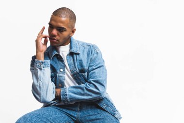 Beyaz arka planda yalnız poz veren kot giyen Afrikalı Amerikalı erkek model. Yüksek kalite fotoğraf