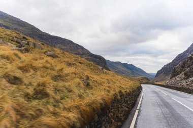 Kuzey Galler 'deki Snowdonia Ulusal Parkı' ndan geçen dağ yolu. Yüksek kalite fotoğraf