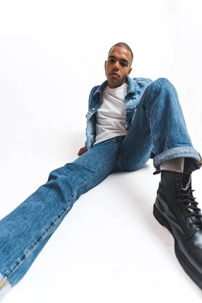Afrikansk Manlig Modell Sittande Golvet Vit Studio Med Benen Nära — Stockfoto