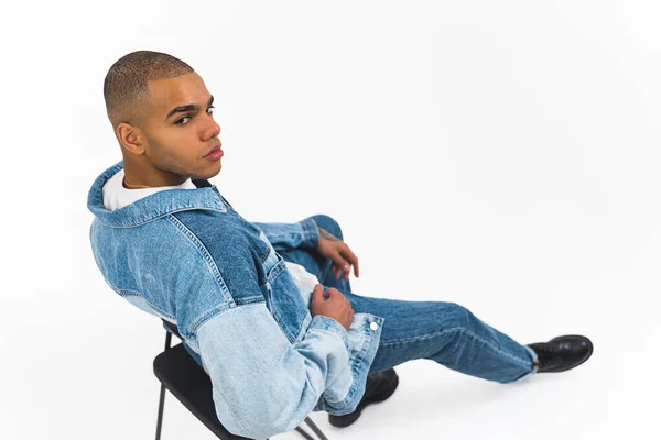 Modelo Masculino Afroamericano Ropa Mezclilla Completa Sentado Una Silla Mirando —  Fotos de Stock