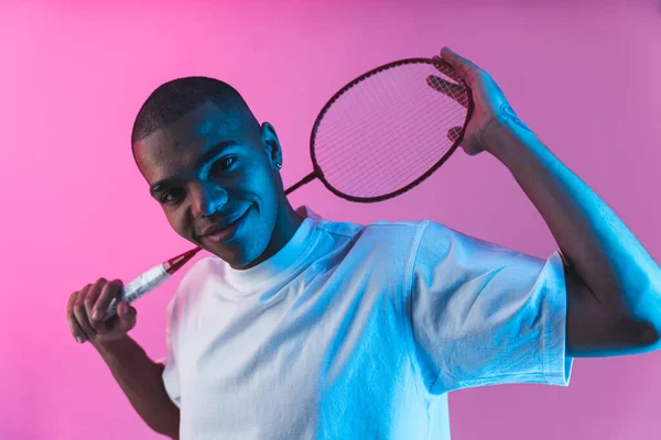 Ein Junger Lächelnder Afroamerikaner Mit Einem Tennisschläger Auf Studiohintergrund Hochwertiges — Stockfoto