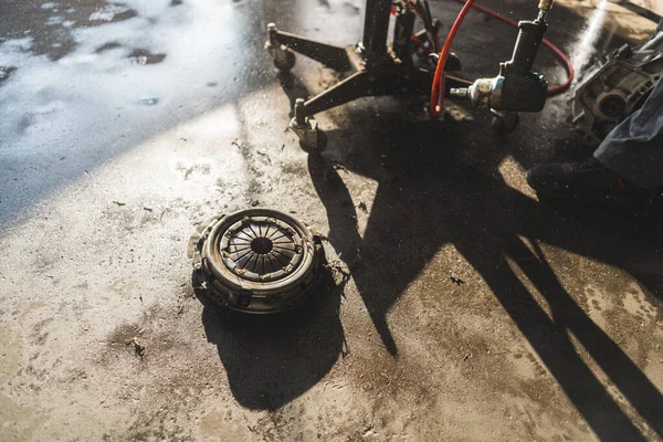 离合器更换时 齿轮箱放在地板上 维修车间的概念 高质量的照片 — 图库照片