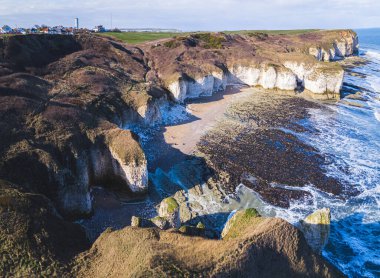 Flamborough Başı. Güneşli beyaz tebeşir uçurumunun insansız hava görüntüsü. İngiltere 'nin favori tatil yeri olarak kıyı şeridi. Yüksek kalite fotoğraf