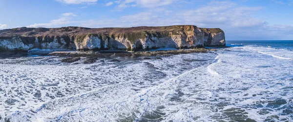 弗兰伯勒头Flamboroughs著名的白色悬崖 戏剧性的海湾与洞穴和粉笔拱门 开阔的全景 高质量的照片 — 图库照片