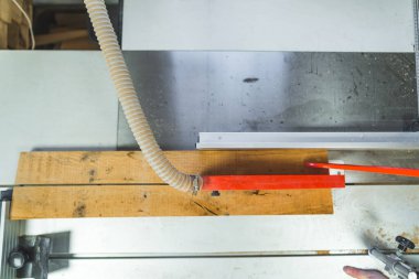 Masa testeresi bıçağı ve yüksek açıdan görülen tahta parçası. Marangozluk temel konsepti. Yüksek kalite fotoğraf