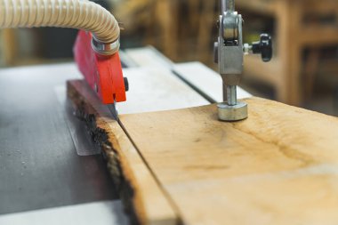 Tahta kesen testere bıçağına odaklan. Ahşap atölyesi iç mimari ve ekipman. Yakın plan çekim. Yüksek kalite fotoğraf