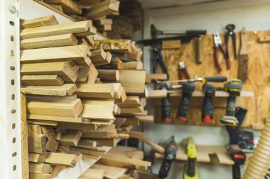 Ahşap atölyesi iç mimarisi. Duvardaki aletler. Rafta bir sürü odun parçası var. Profesyonel marangoz stüdyosu. Yüksek kalite fotoğraf