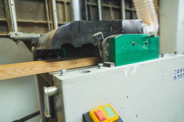 Profesyonel marangozluk makinesi. Tahta kalas talaş sökücü makinesinde. Marangozluk konsepti. Yüksek kalite fotoğraf