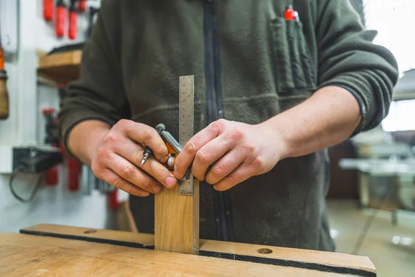 Carpinteiro Masculino Usando Lápis Régua Metal Para Desenhar Uma Linha — Fotografia de Stock