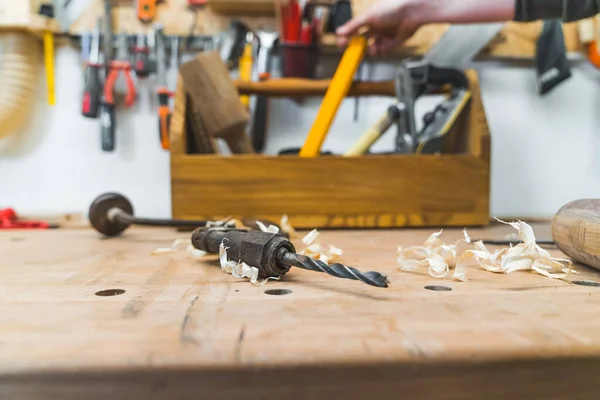 Плотник Выбирает Инструменты Использования Ручная Сверлильная Машина Деревянном Столе Традиционное — стоковое фото