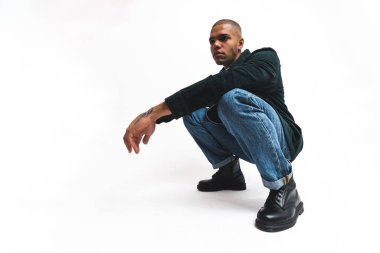 Şık kıyafetleri olan, beyaz arka planda izole edilmiş çekici bir genç adam. Yüksek kalite fotoğraf