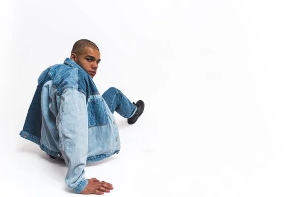 Afroamerikanischer Junger Mann Jeanskleidung Sitzt Auf Dem Weißen Boden Das — Stockfoto