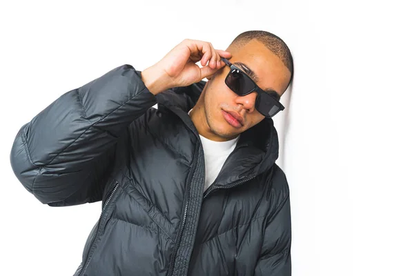 Ung Afro Amerikan Man Med Solglasögon Och Vinter Jacka Lutar — Stockfoto