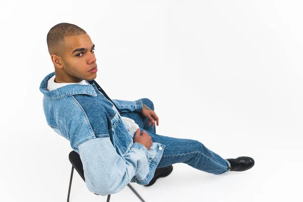 Visão Superior Modelo Moda Preto Focado Sentado Uma Cadeira Plástico — Fotografia de Stock