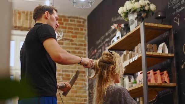 Fryzjer Suszenie Długie Blond Włosy Suszarką Włosów Okrągłą Szczotką Niski — Wideo stockowe