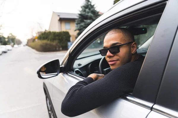 Молодий Афро Американський Чоловік Сонцезахисними Окулярами Дивиться Вікна Автомобіля Вулиці — стокове фото
