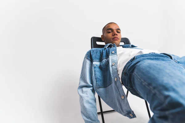Snygg Afro Amerikansk Ung Man Klädd Jeans Kläder Lutande Sig — Stockfoto