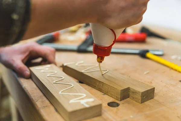 Carpinteiro Espremendo Cola Dois Pedaços Madeira Com Uma Mão Processo — Fotografia de Stock