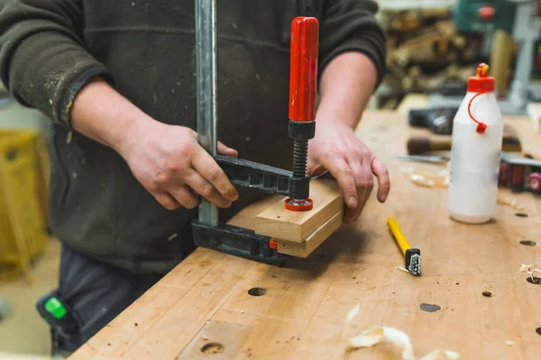 Closeup Shot Unrecognizable Male Carpenter Using Bar Clamp Glue Two — Stock Photo, Image