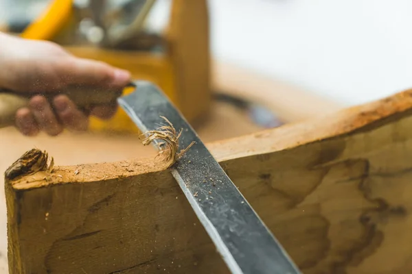 Närbild Skott Traditionella Träbearbetning Handverktyg Drawshave Som Används Oigenkännliga Snickare — Stockfoto