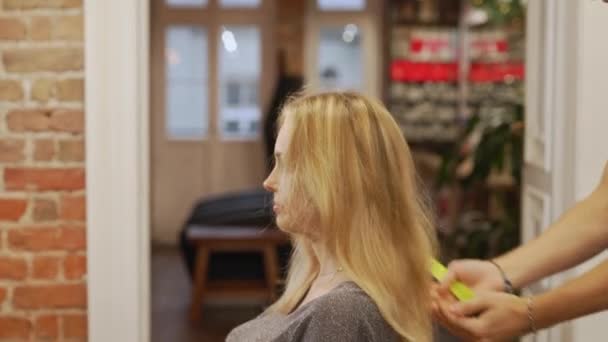 Barber Diskutuje Účes Svou Klientkou Dlouhými Blond Vlasy Před Stříháním — Stock video