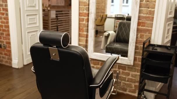 Czarne Krzesło Fryzjerskie Nowoczesnym Salonie Piękności Umieszczone Przed Lustrem Zamontowanym — Wideo stockowe