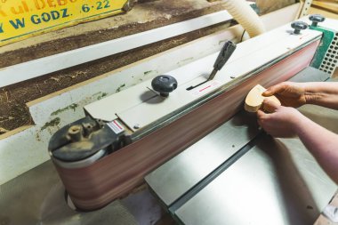 Tanımlanamayan marangoz profesyonel öğütme makinesi kullanarak ahşap bir parça üzerinde çalışıyor. Ahşap üretim süreci. Yüksek kalite fotoğraf