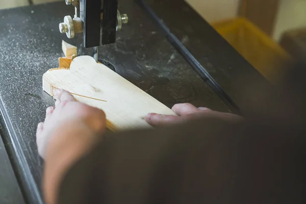 Carpinteiro Pov Especialista Madeira Irreconhecível Usando Máquina Moagem Madeira Para — Fotografia de Stock