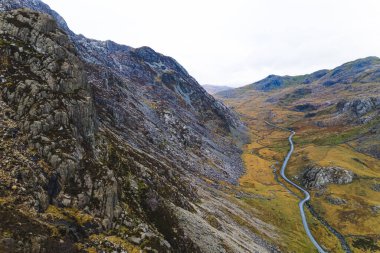Galler 'deki Snowdonia Ulusal Parkı' nın insansız hava aracı panoramik görüntüsü. Yüksek kalite fotoğraf