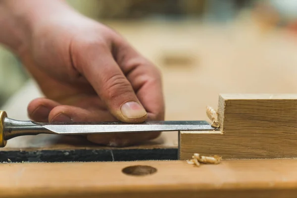 Tiro Close Extremo Mãos Carpinteiros Usando Cinzel Prancha Madeira Fundo — Fotografia de Stock