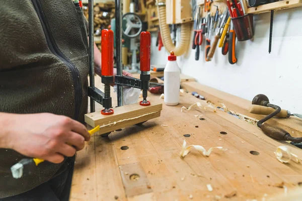 Carpinteiro Durante Trabalho Woodworking Especialista Colando Duas Peças Madeira Conjunto — Fotografia de Stock