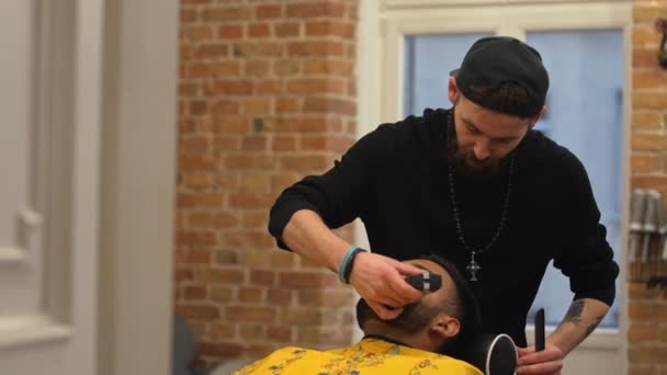 Barbeiro Qualificado Aparar Barba Cliente Usando Máquina Aparador Elétrico Uma — Vídeo de Stock