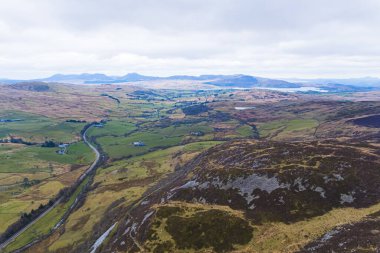 İnsansız hava aracı Galler 'deki Snowdonia Ulusal Parkı ve dağları panoramik olarak görüyor. Yüksek kalite fotoğraf