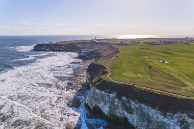 Flamborough Head 'in yeşil tebeşir kayalıklarının ve güneşli havada Kuzey Denizi' nin panoramik görüntüsü. Yüksek kalite fotoğraf